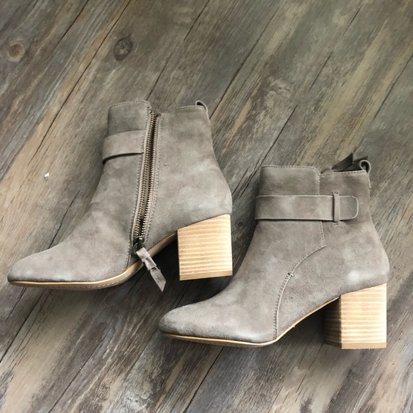 NEW Booties 💐 - Picture 5 of 8